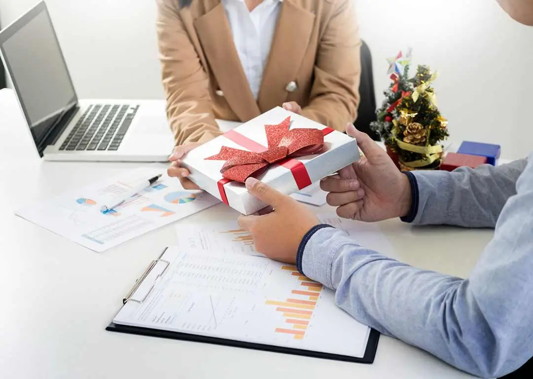 انتخاب-بهترین-هدیه-برای-همکار-خانم-و-آق