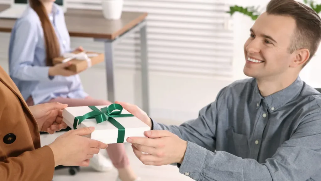 چطور هدایای سازمانی باعث افزایش فروش می‌شود؟